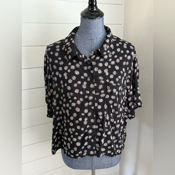 American Eagle Women Black Flower Button Up Shirt - Picture 4 of 10